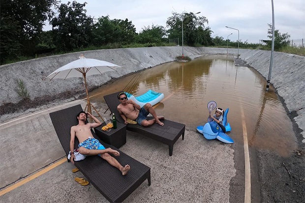 Nguoi Thai tam nang o ham vuot ngap nuoc de keu goi su chu y hinh anh