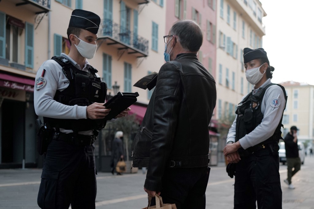 Bi phat vi pha lenh phong toa de di danh nguoi hinh anh