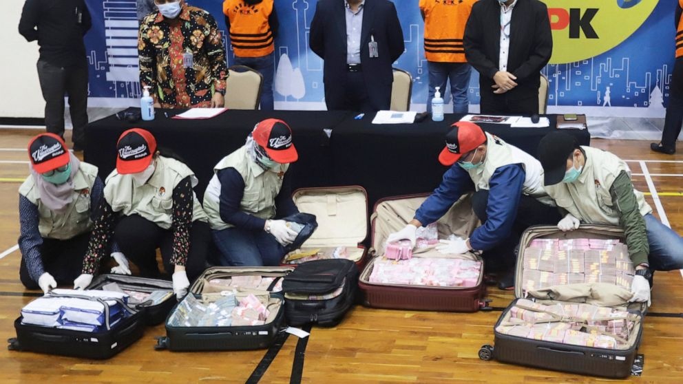 Bo truong Indonesia nhan hoi lo, bi thu giu nhieu vali tien mat hinh anh