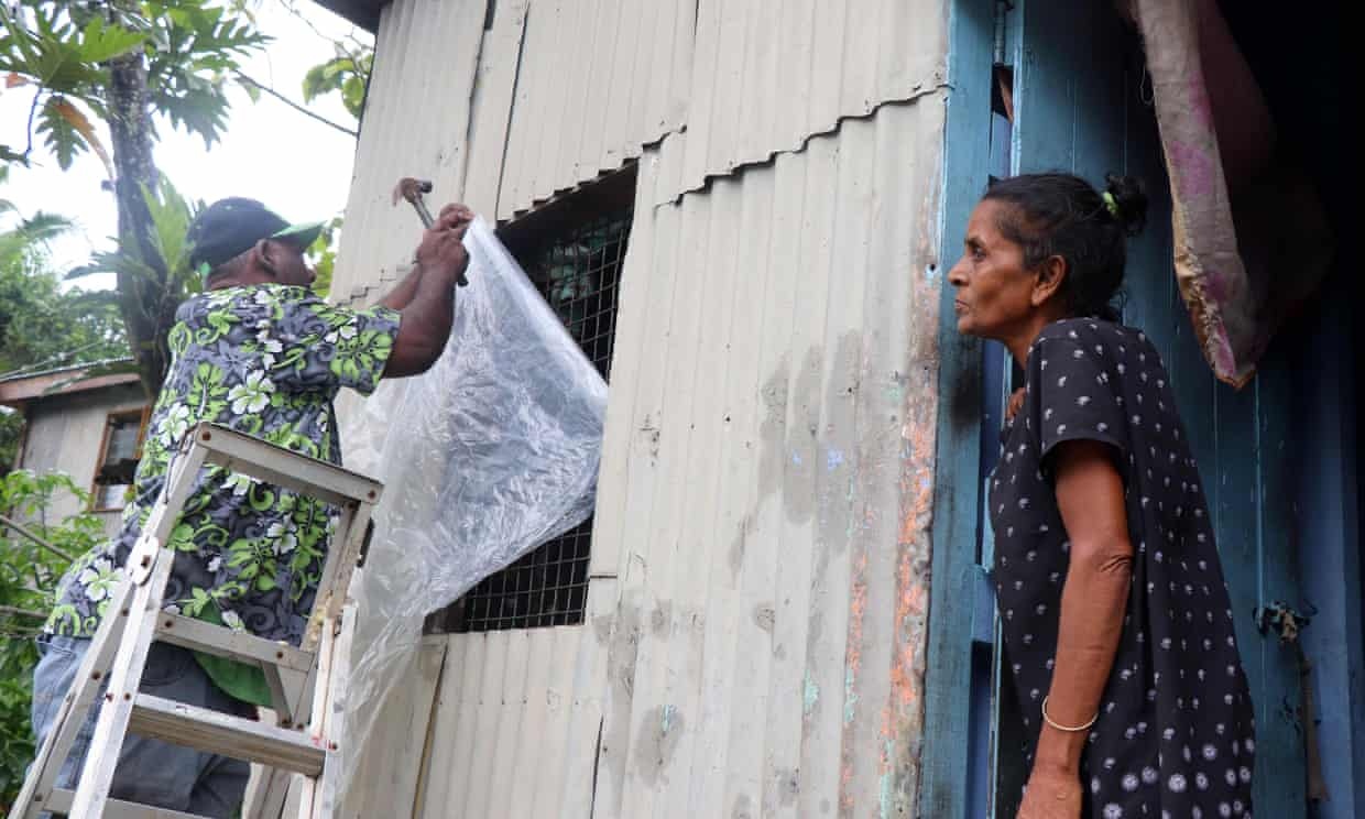 Sieu bao tan cong, Fiji ra lenh toan dan tim noi tru an hinh anh