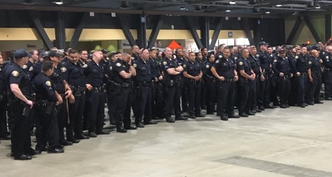 Gan 300 canh sat California tham gia su kien 'sieu lay nhiem' hinh anh