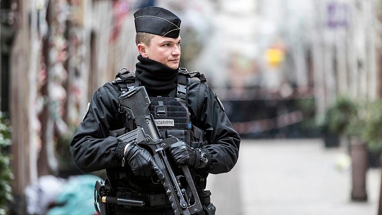 Phap cu 100.000 canh sat ngan nguoi dan dot xe mung nam moi hinh anh