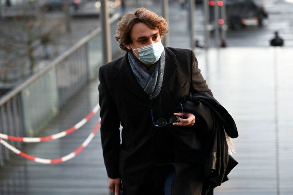 nha ngoai giao Iran bi ket an vi khung bo anh 1