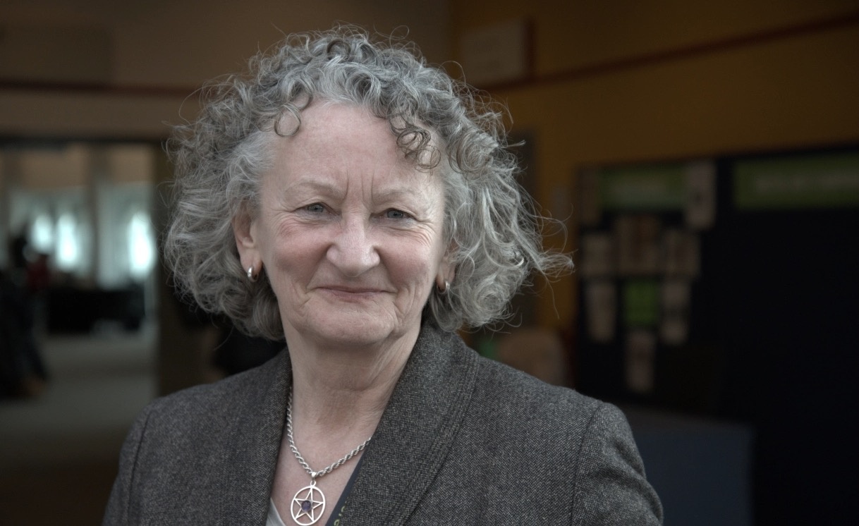 Chinh tri gia Anh: Nen cam dan ong ra duong sau 18h hinh anh