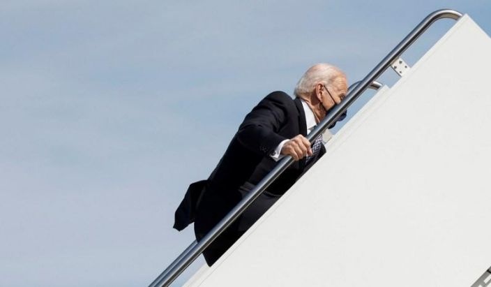 Tong thong Biden vap nga 3 lan khi buoc len Air Force One hinh anh
