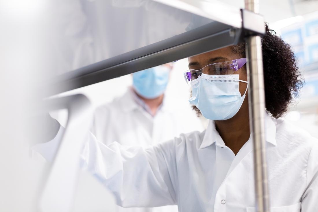 cai gia cua su doc quyen vaccine anh 4