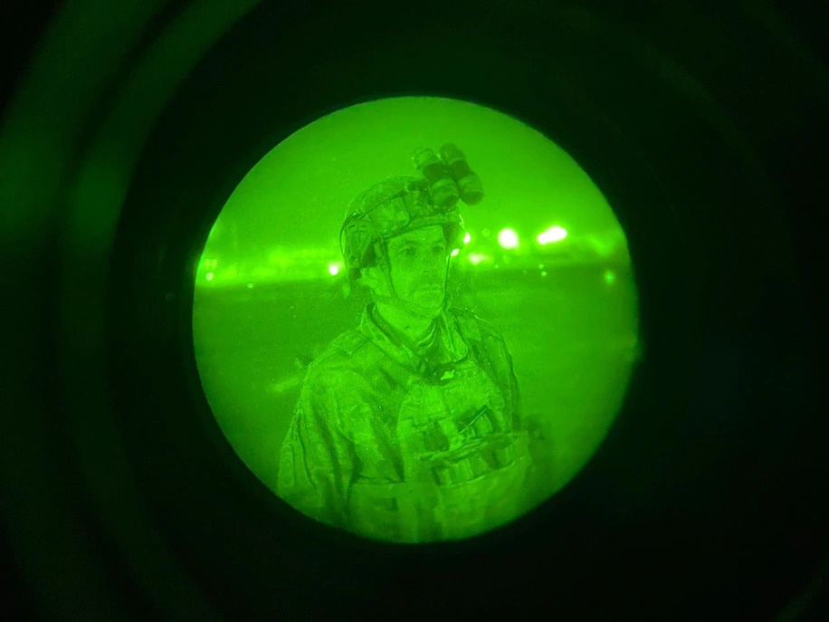 Dang sau buc anh nguoi linh My cuoi cung roi Afghanistan hinh anh