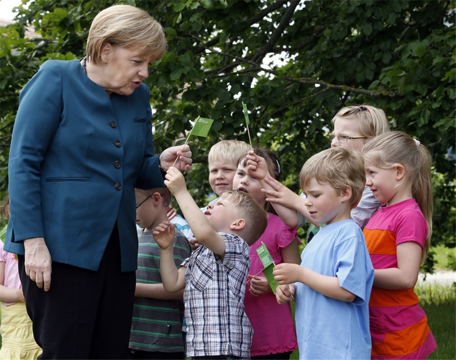 Nhung dua tre cua ba Merkel hinh anh