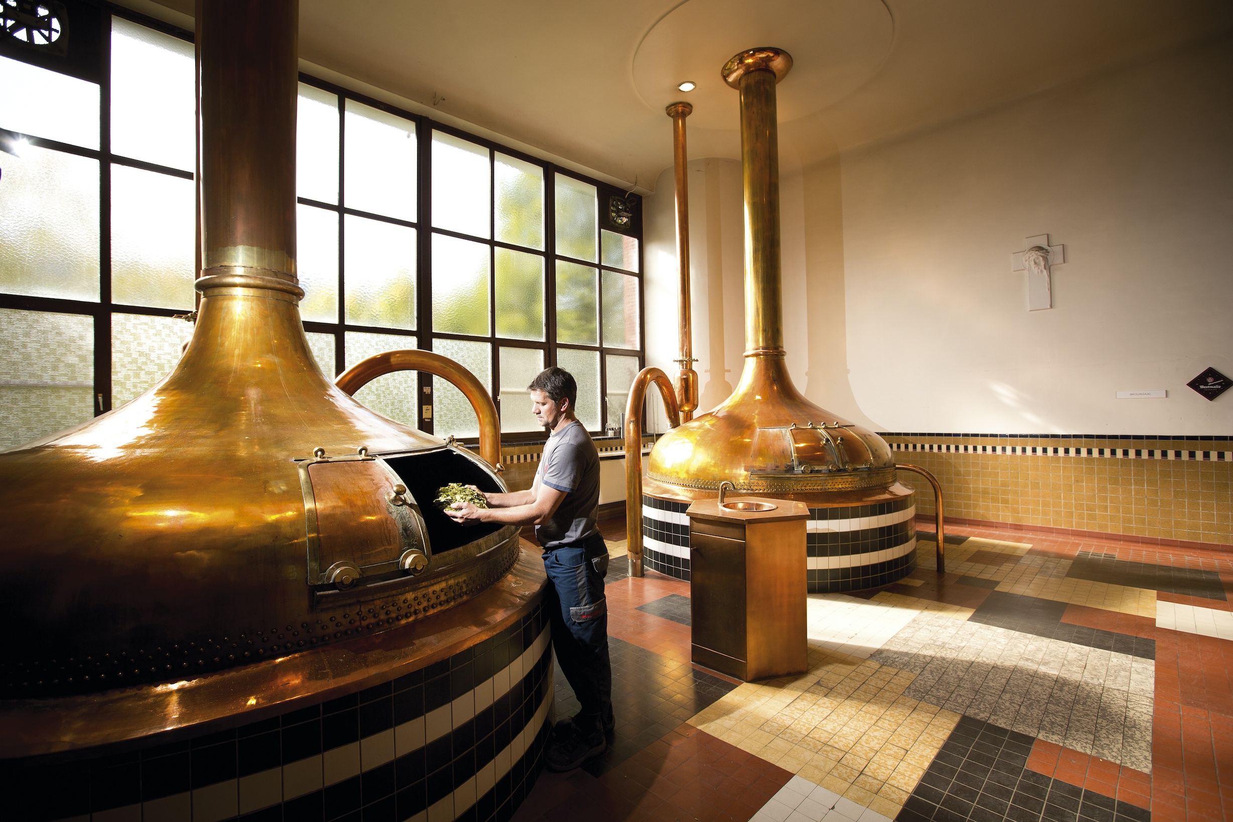 Dong bia noi tieng cua Bi ben bo vuc bien mat hinh anh