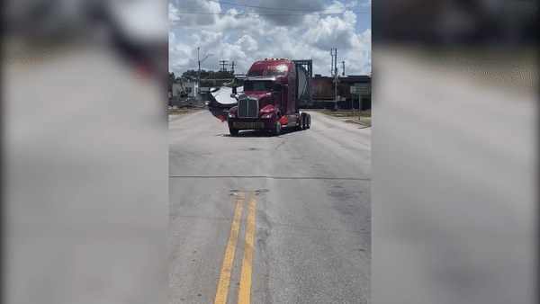 Doan tau dam nat xe dau keo cho tuabin gio hinh anh