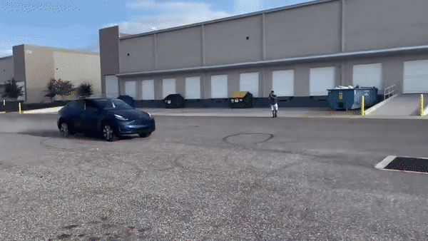 Tesla Model Y tong vao nha kho voi toc do cao tai My hinh anh
