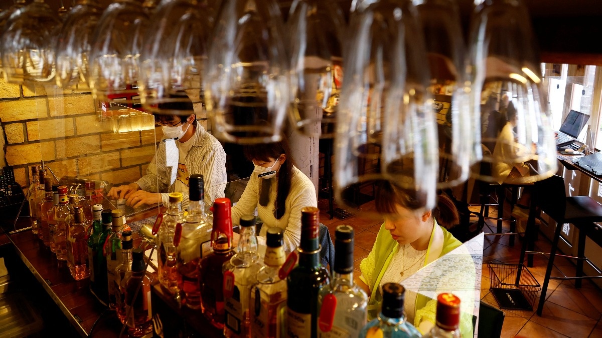 Quan ca phe ep khach phai chay xong deadline hinh anh