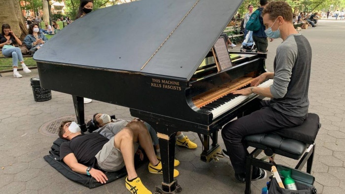 Nam duoi dan piano, nghe nhac chua lanh hinh anh