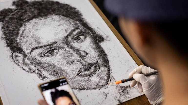 Buc tranh chan dung ve bang nhung soi toc hinh anh