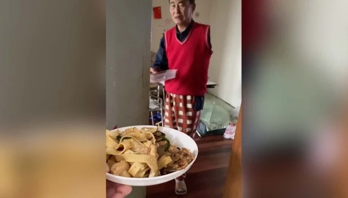 Cu ong khuyet tat duoc hang xom giup do trong luc bi phong toa hinh anh