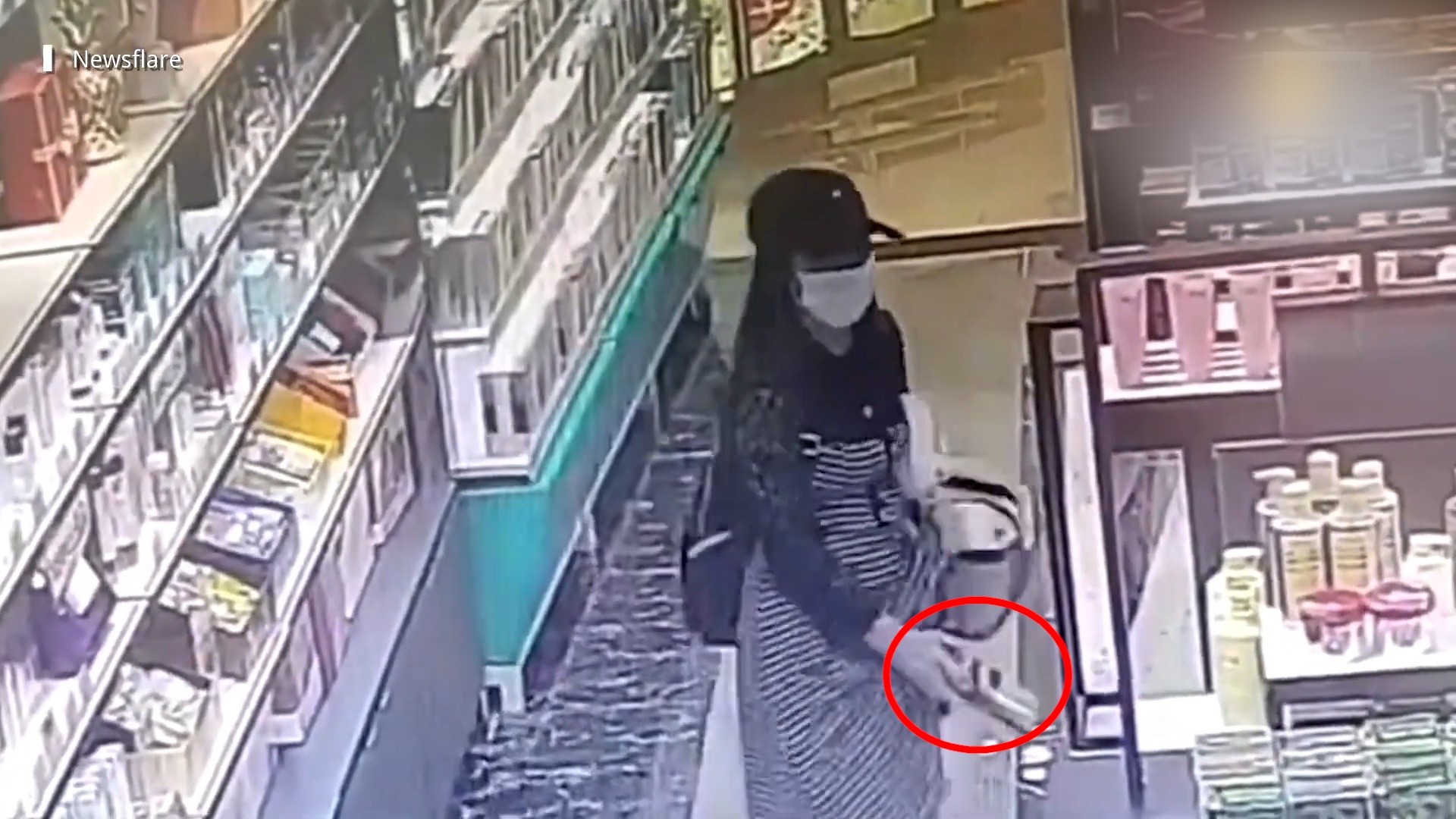 Vo xin nuoc uong, co gai trom my pham o Trung Quoc hinh anh