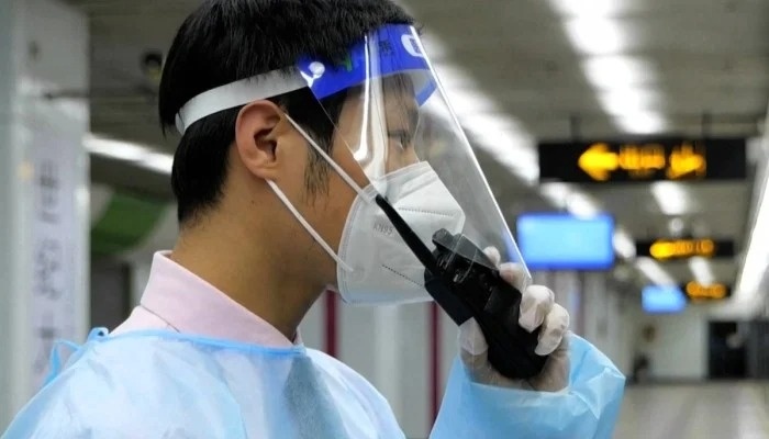 Nhan vien ga tau phai song duoi long dat vi lenh phong toa hinh anh