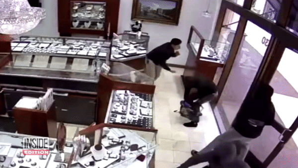 Nhom nhan vien danh tra nhung ten cuop o My hinh anh