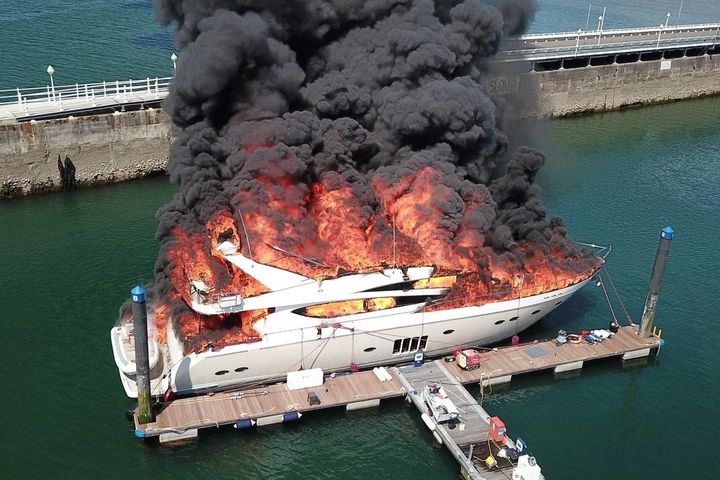 Sieu du thuyen 7,5 trieu USD boc chay hinh anh