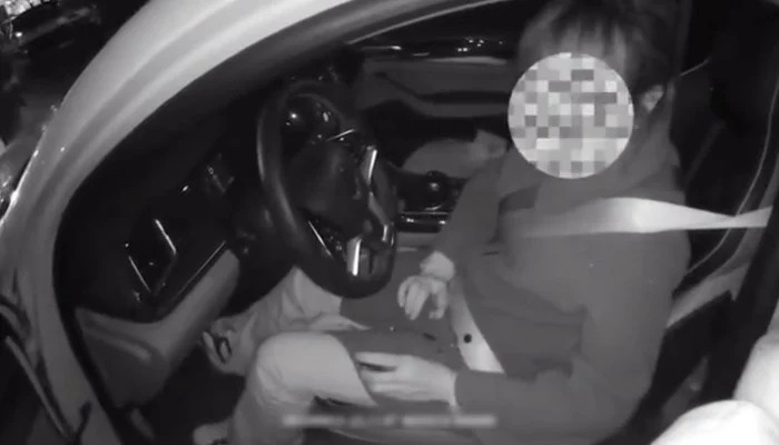 Canh sat dap cua kinh oto de ngan nguoi phu nu bi lua hinh anh