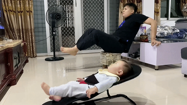 Cau be 8 thang tuoi bat chuoc bo tap the duc hinh anh