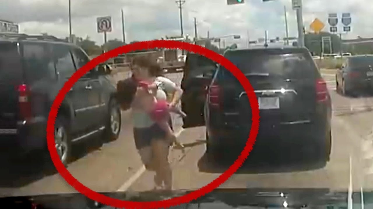 Nam canh sat so cuu cho be gai bi ngat giua duong o My hinh anh