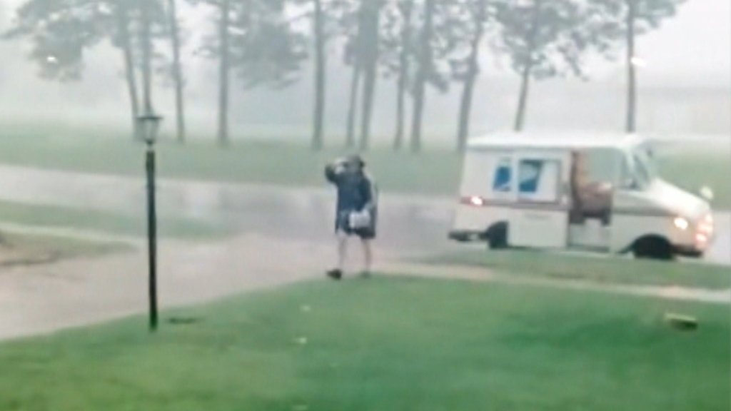 Nu nhan vien giao thu giua giong bao hinh anh