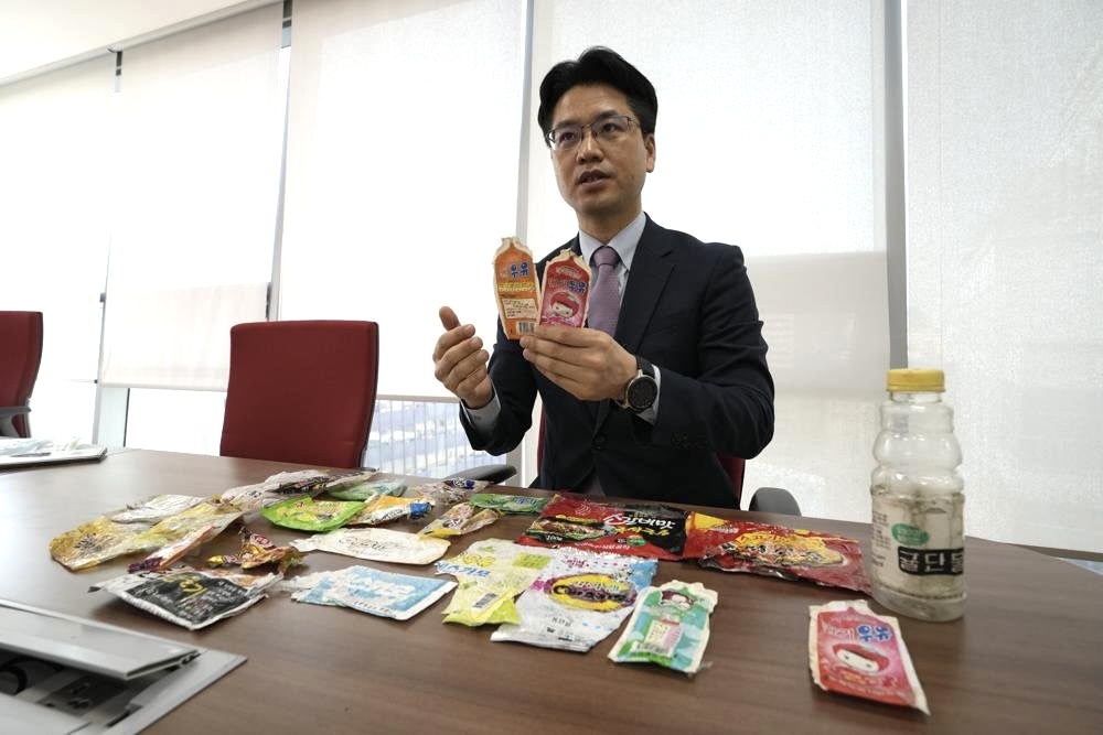 Giao su Han Quoc tim hieu ve cuoc song Trieu Tien qua rac thai hinh anh