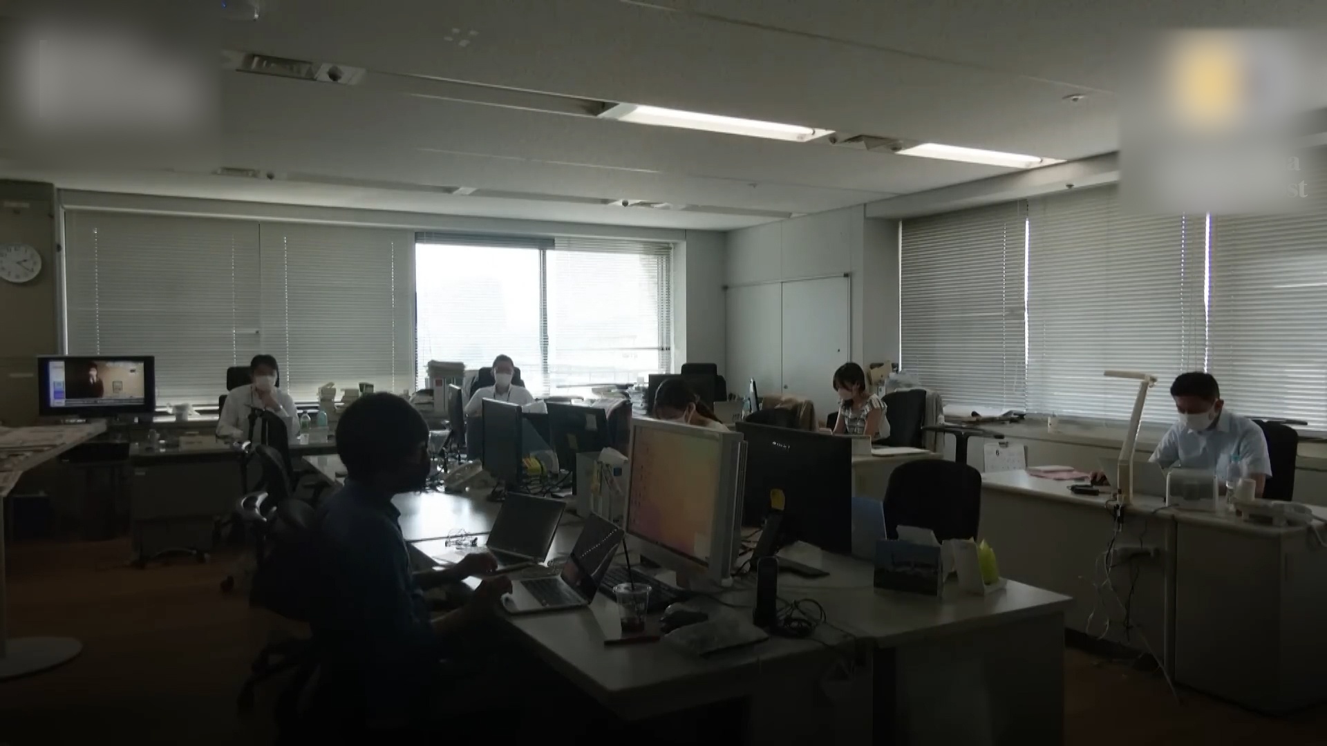 Nguoi dan Tokyo song trong bong toi giua mua he hinh anh