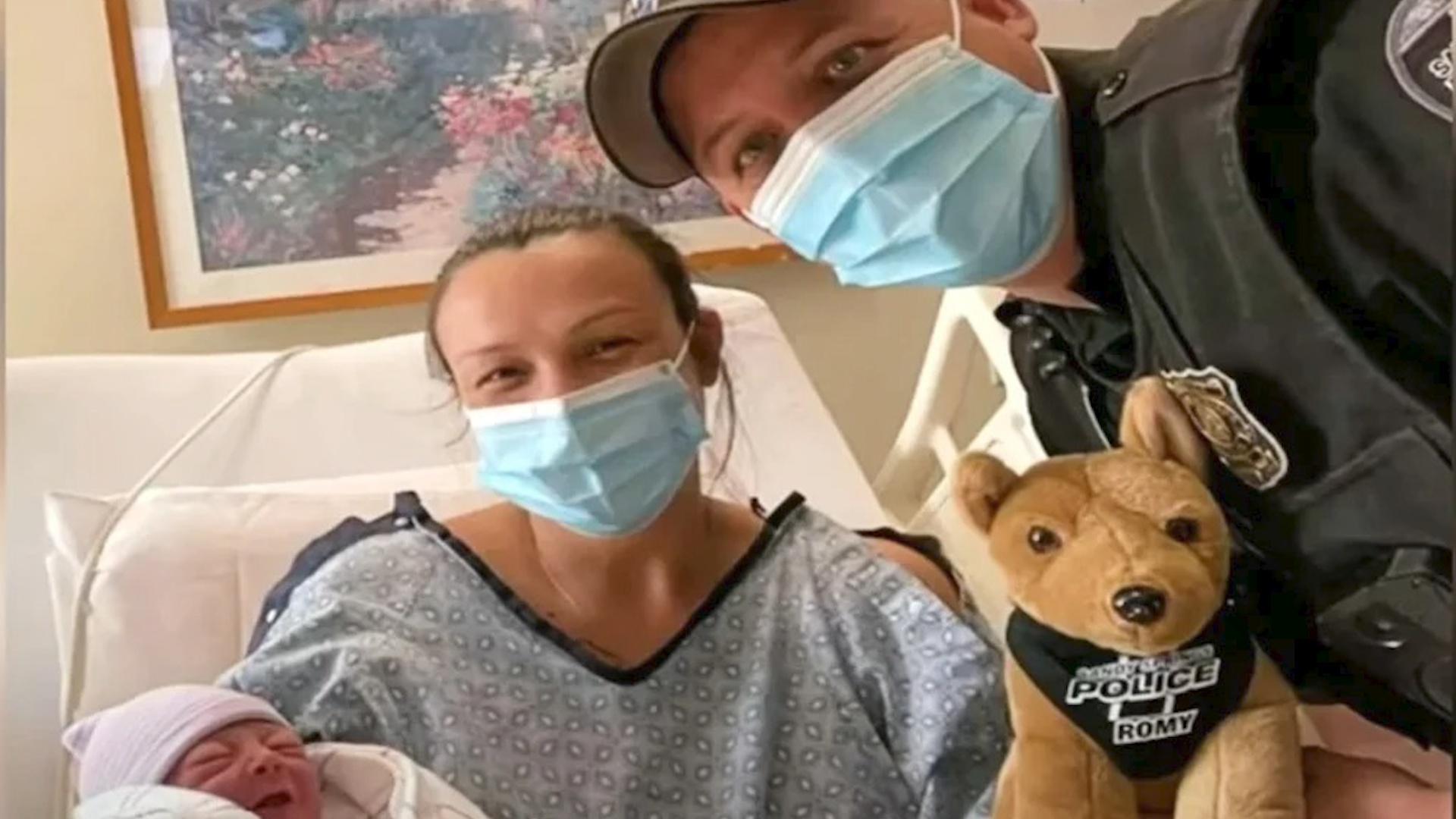 Canh sat My do de giup thai phu o ngay trong xe hinh anh