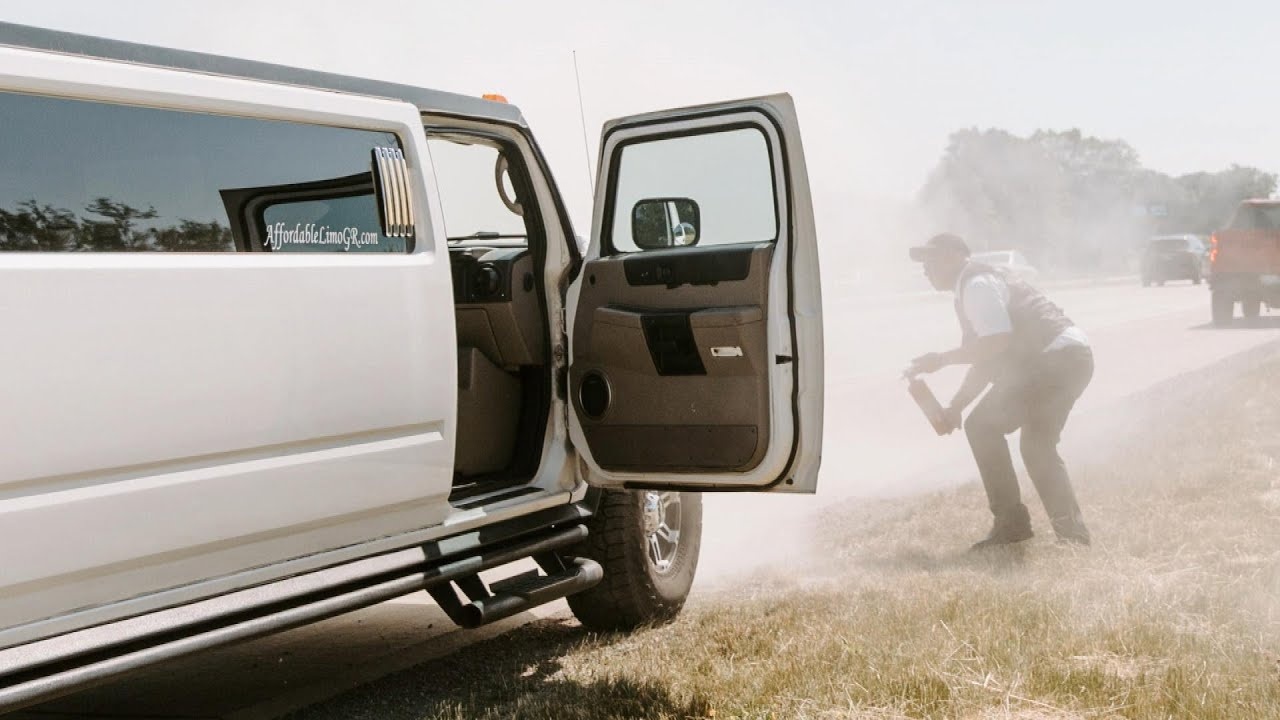 Xe limo chay khi dang cho co dau chu re hinh anh