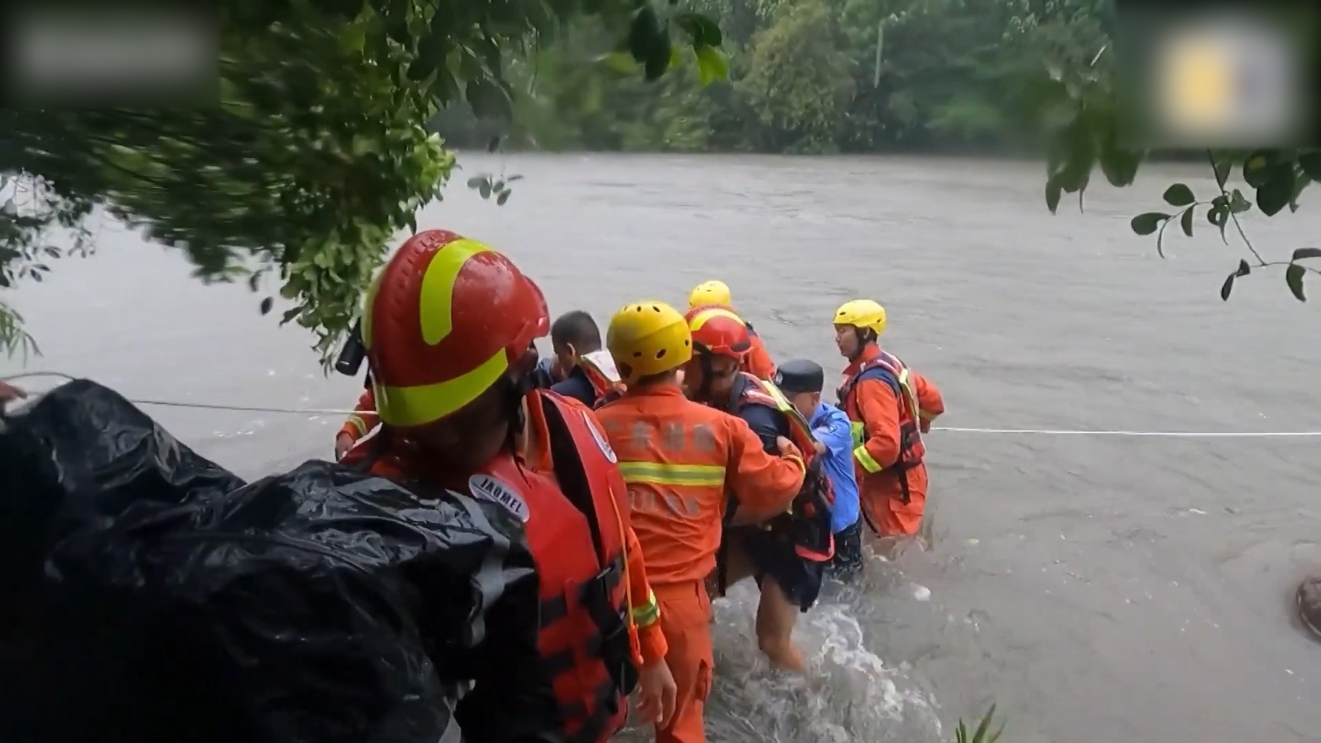 Lu lut nghiem trong vi bao o mien Nam Trung Quoc hinh anh