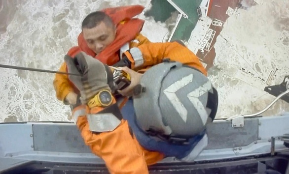 Giai cuu thuy thu doan trong con bao hinh anh