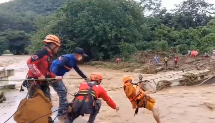 Cac nha su Thai Lan phai du day bang qua khu vuc ngap lut hinh anh