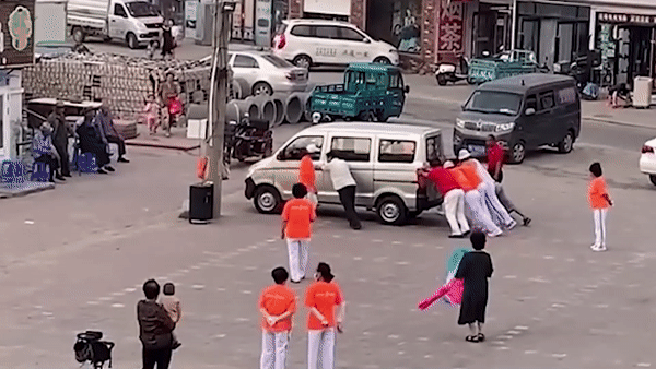 Nhung nguoi phu nu day oto de co khong gian tap the duc hinh anh