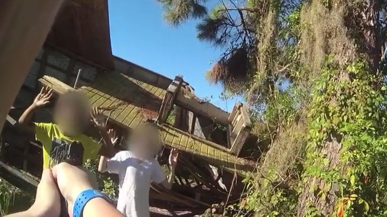 Canh sat My phat hien hai dua tre choi dua bang sung that hinh anh