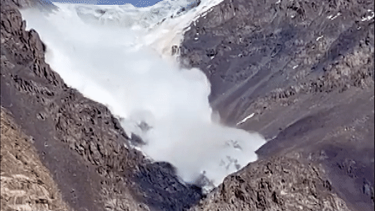 Khoanh khac tuyet lo nhu thac do o Kyrgyzstan hinh anh