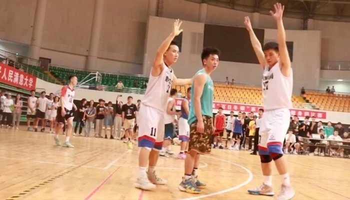 Chang trai Trung Quoc mac tap de choi bong ro gay sot gio ra sao hinh anh