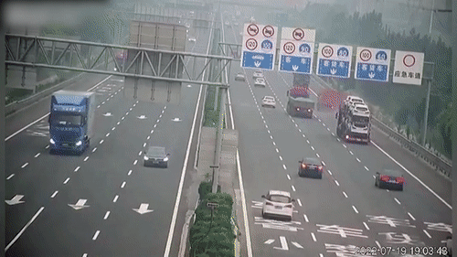 Xe tai no lop, lat nghieng tren cao toc o Trung Quoc hinh anh