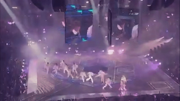 Man hinh LED roi trung vu cong dang bieu dien o Hong Kong hinh anh