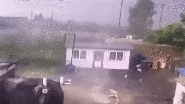 Loc xoay thoi bay can nha khoi mat dat o Trung Quoc hinh anh