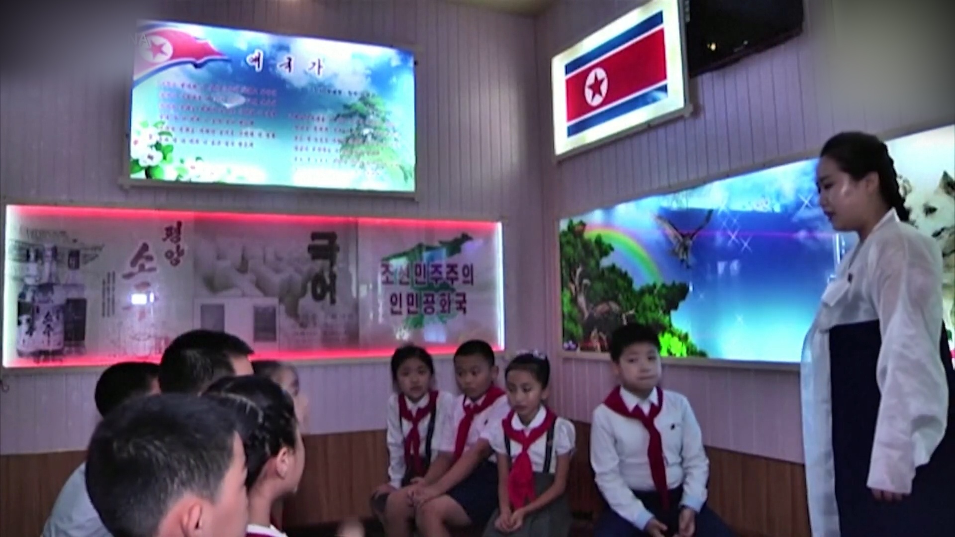 Hoc sinh tieu hoc o Trieu Tien hoc Tieng Anh hinh anh