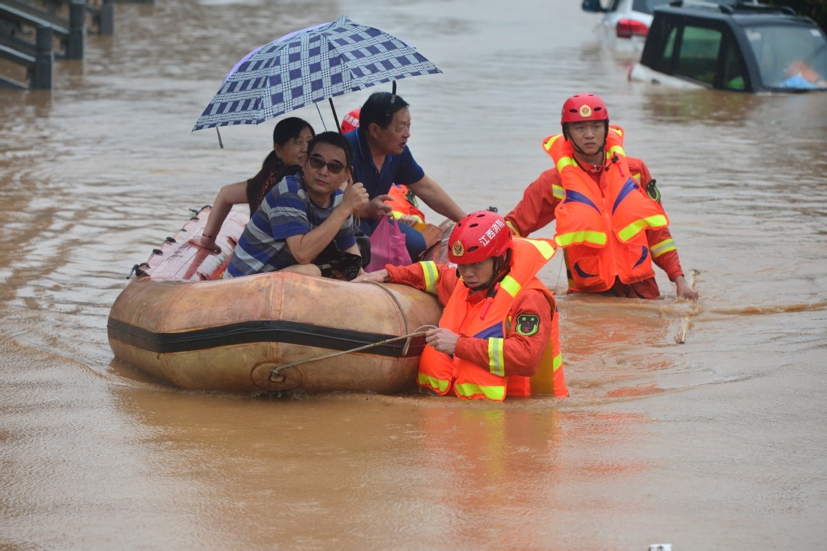 Dung can cau cuu 2 nguoi dan ong mac ket do mua lu o Trung Quoc hinh anh