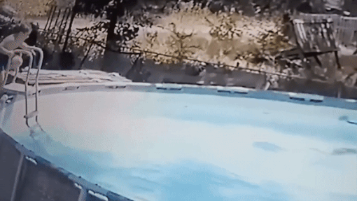 Cau be 10 tuoi cuu me khoi chet duoi hinh anh