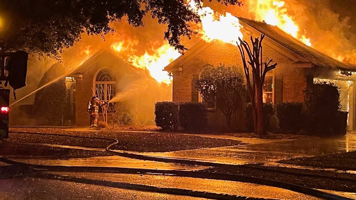 Ba chang trai cuu mot gia dinh khoi vu chay nha hinh anh