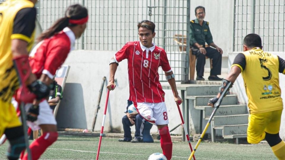 Doi bong 'linh chi', moi cau thu chi con 1 chan hinh anh