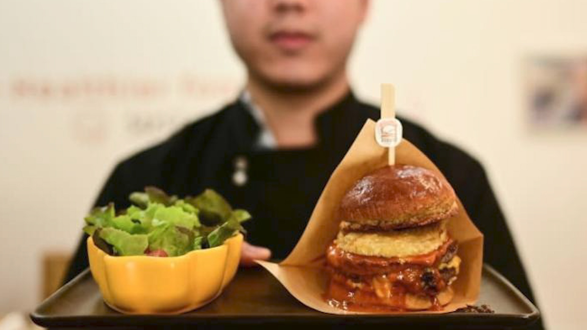 Hamburger kep thit de hut khach o Thai Lan hinh anh