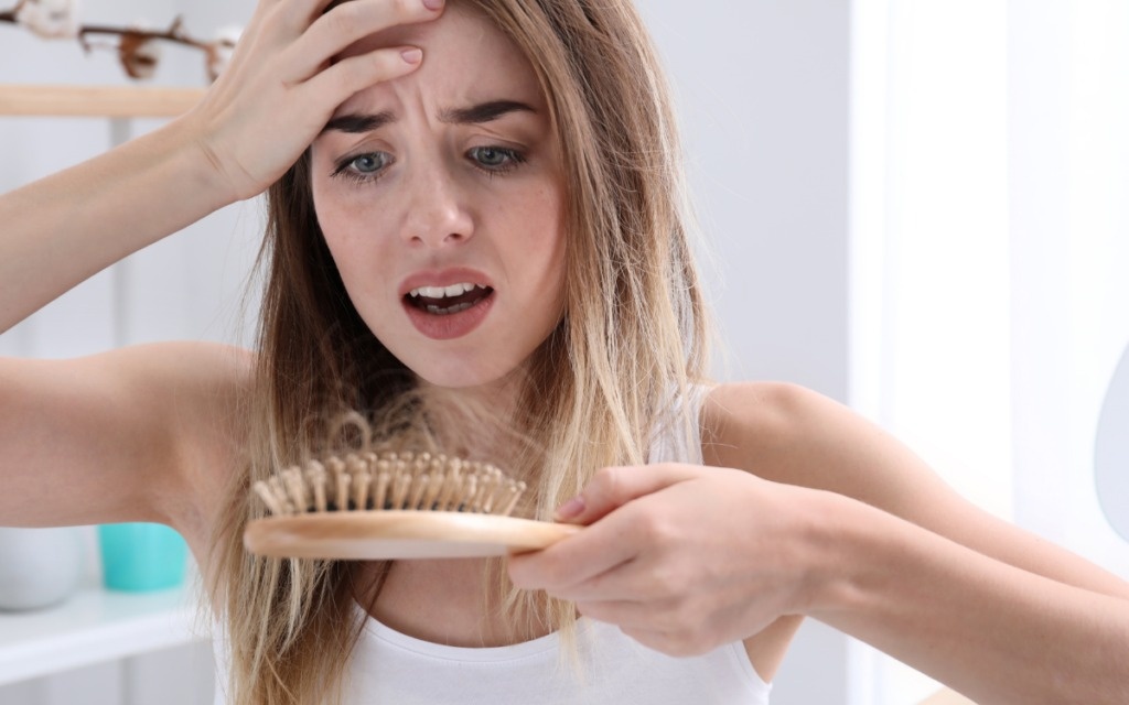 Bi rung toc nen bo sung vitamin gi? hinh anh