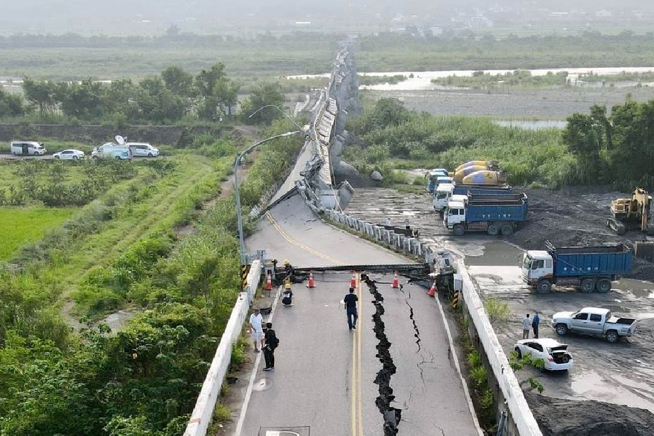 Cau bi sap hoan toan sau dong dat o Dai Loan hinh anh