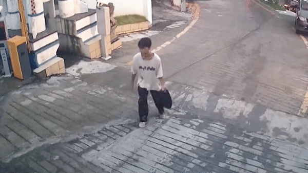 Chang trai cuu be 5 tuoi dang lao xuong lan xe dong duc hinh anh